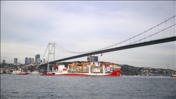 Türkiye'nin enerji filosuna eklenen ultra derin deniz sondaj gemisi "Yıldırım" İstanbul Boğazı'ndan geçti