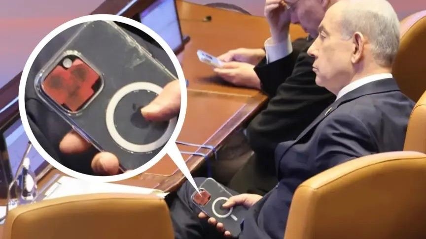 صور نتنياهو بهاتف مغطى بشريط لاصق على الكاميرا تثير جدلًا