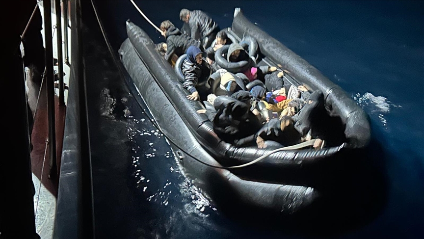 У берегов Измира спасены 33 нелегальных мигранта