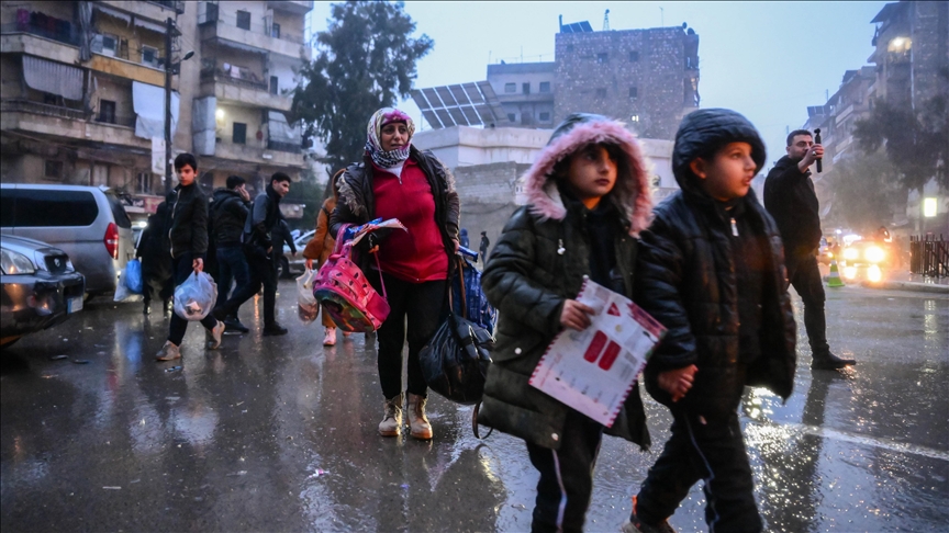 سوريون يحاصرهم "قسد" بحلب يخاطرون بعبور نهر لتأمين احتياجاتهم