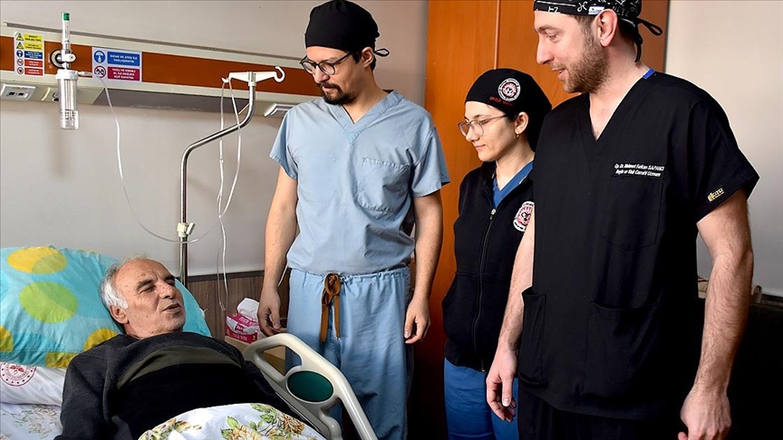 Bitlis'te 66 yaşındaki hasta kapalı yöntemle yapılan omurga ameliyatıyla sağlığına kavuştu