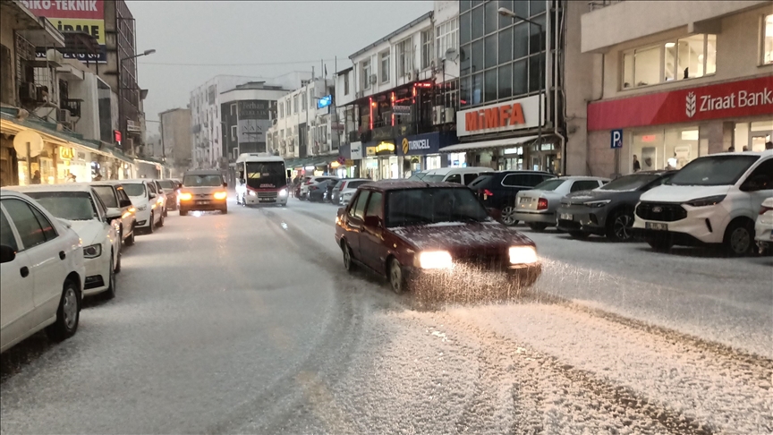 Mersin Silifke'de sağanak ve dolu etkili oluyor