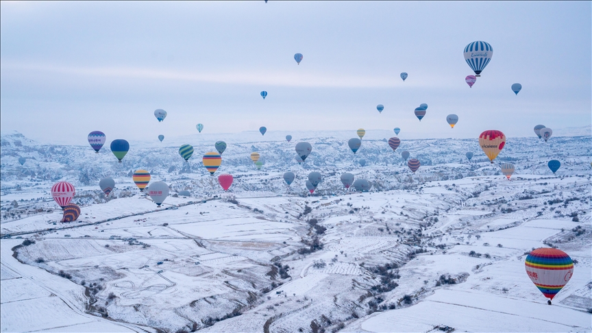 Снежна магија над Кападокија: Воздушни балони над белите долини во Турција
