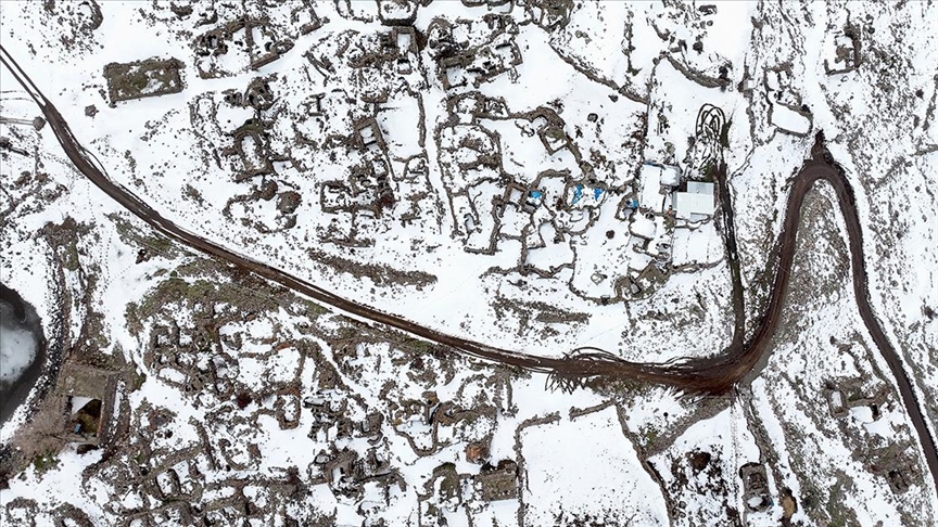 Kayseri'de 47 yıl önce sel nedeniyle terk edilen eski köy kar altında dronla görüntülendi