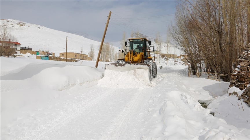Li Wan xebatên ji bo maliştina berfê û vekirina rêyan berdewam in