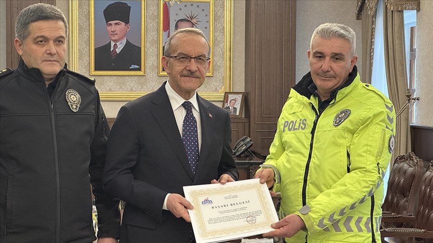 Malatya'da çorabını çıkarıp üşüyen çocuğa giydiren polis memuruna başarı belgesi