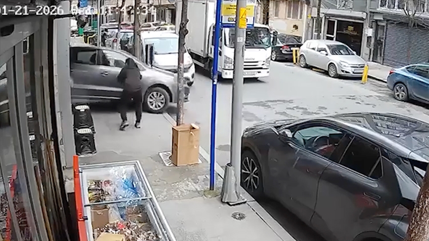 Şişli'de sürücüsü park ederken kontrolden çıkan otomobil iş yerine girdi