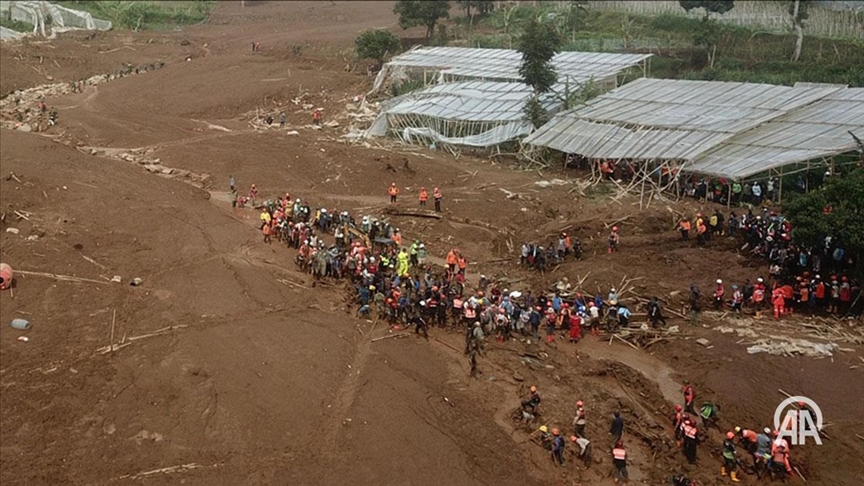 Потрагата по десетици исчезнати во свлечиштата во Индонезија продолжува, билансот на загинати порасна на 38