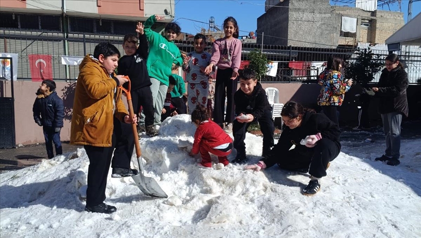 Li Edeneyê zarok bi berfa ku bi kamyonan anîn kêf kirin