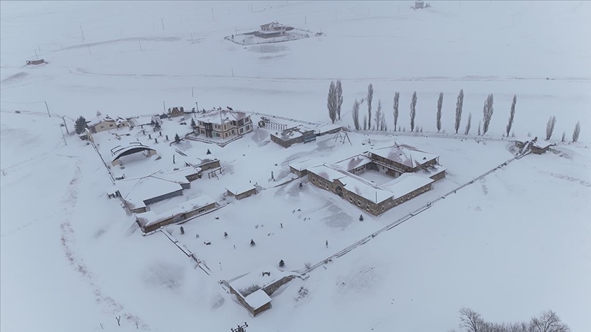 Bayburt'taki Kenan Yavuz Etnografya Müzesi beyaz örtüyle kaplandı