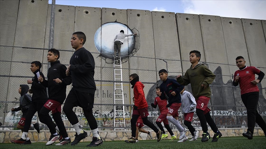 Filistinliler, Batı Şeria'daki Ayida Mülteci Kampı’nda bulunan stadyumun yıkım tehdidine sanatla direniyor