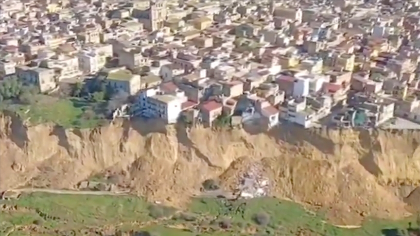 İtalya'da toprak kayması yaşanan ilçede yüksek risk sürüyor