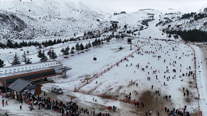Isparta Davraz Kayak Merkezi tatilcilerle şenlendi