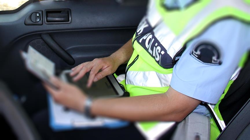 İzmir'de trafikte tartıştığı kişiye saldıran sürücünün ehliyetine 2045 yılına kadar el konuldu