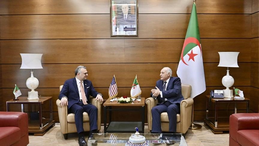 وزير الخارجية الجزائري يبحث مع مستشار ترامب قضايا ثنائية وإقليمية