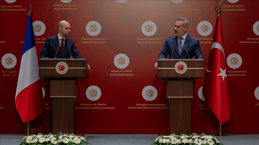 Türkiye's foreign minister calls for closer, more frequent talks with France