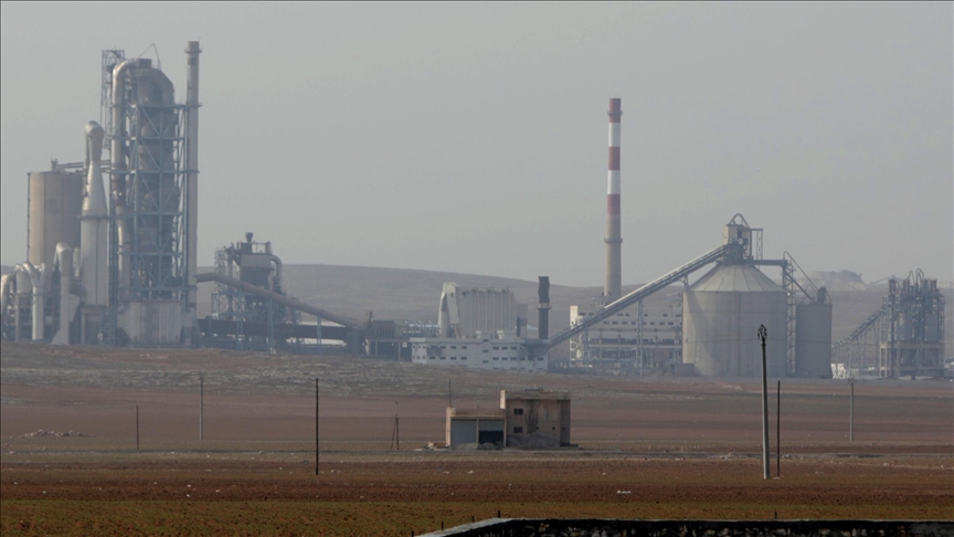 AA filmon fabrikën Lafarge në Siri, që i përket kompanisë franceze të akuzuar për bashkëpunim me ISIS-in