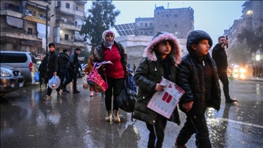 سوريون يحاصرهم "قسد" بحلب يخاطرون بعبور نهر لتأمين احتياجاتهم