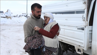Kars'ta babaannesini kucağında taşıyarak gündeme gelen torun, duygularını AA'ya anlattı