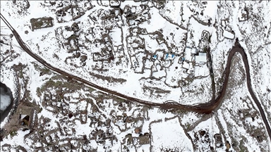 Kayseri'de 47 yıl önce sel nedeniyle terk edilen eski köy kar altında dronla görüntülendi