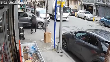 Şişli'de sürücüsü park ederken kontrolden çıkan otomobil iş yerine girdi