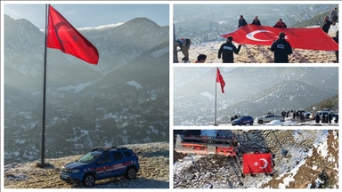 Amanos Dağları'nın eteklerindeki yıpranan Türk bayrağı değiştirildi