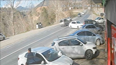 Mersin'de devrilen hafif ticari araçtaki 3 kişinin yaralandığı kaza güvenlik kamerasında 