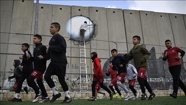 Filistinliler, Batı Şeria'daki Ayida Mülteci Kampı’nda bulunan stadyumun yıkım tehdidine sanatla direniyor