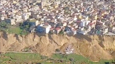 İtalya'da toprak kayması yaşanan ilçede yüksek risk sürüyor