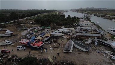 Antalya'nın Aksu ilçesinde çıkan hortumda bir kişi yaralandı, tekneler zarar gördü