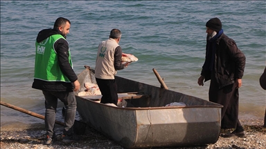 Suriye'de YPG'nin işgali nedeniyle kara ulaşımı kesilen Aynularab'daki 9 köye teknelerle yardım ulaştırıldı