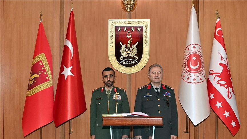 قائد القوات البرية التركية يلتقي نظيره الإماراتي