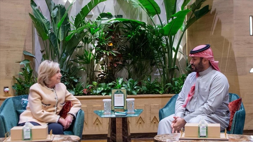 ولي العهد السعودي يلتقي هيلاري كلينتون في الرياض