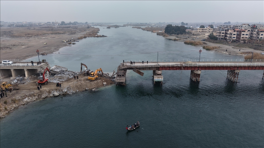 الرقة السورية.. الحكومة تبدأ أعمال ترميم الجسور على نهر الفرات
