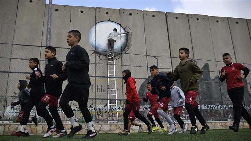 Stadiumi i kampit të refugjatëve "Aida", bëhet simbol i rezistencës palestineze