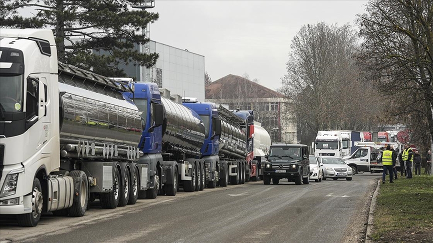 Balkan ülkelerindeki yüzlerce kamyon ve tır şoförü, AB'nin yeni geçiş sistemini protesto ediyor