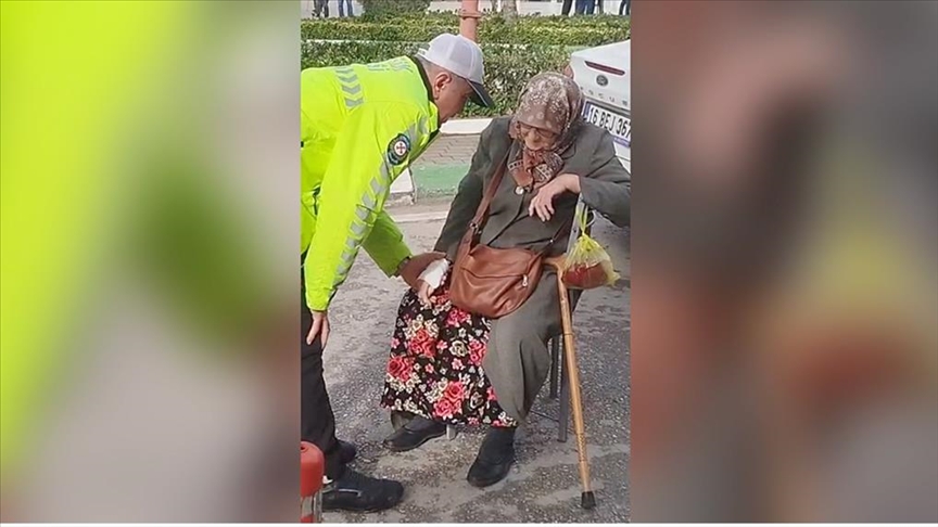 Trafik polisi kazada yaralanan yaşlı kadının elini bir an olsun bırakmadı