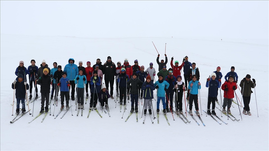 Kayaklı koşu sporcuları karlı dağlarda müsabakalara hazırlanıyor