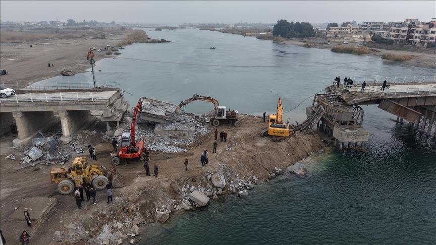 Hikûmeta Sûriyeyê dest bi temîrata pireyên ku YPGya rêxistina terorê li Reqayê teqandin kir