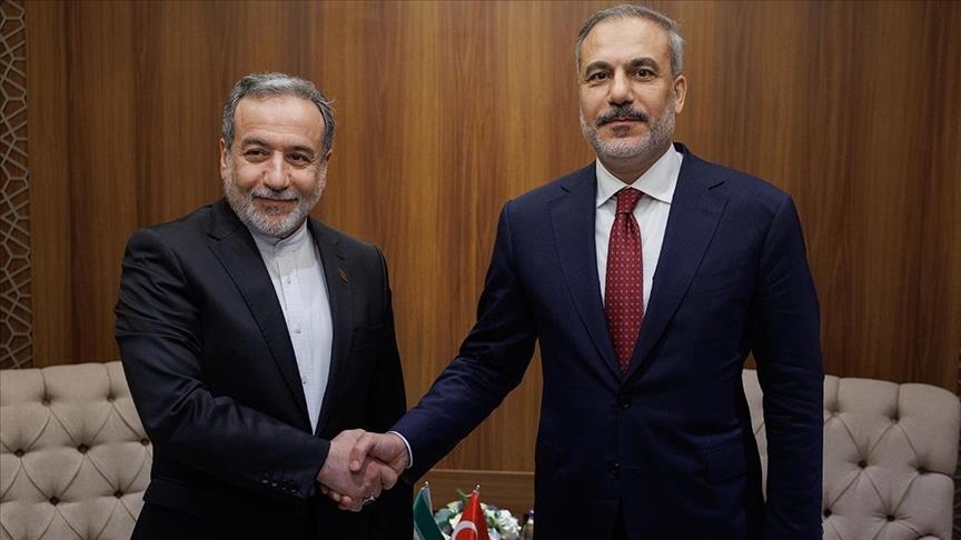 وزيرا الخارجية التركي والإيراني يبحثان جهود خفض التوتر بالمنطقة