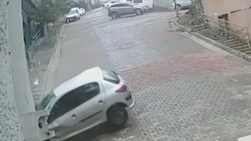 Kağıthane'de 1 kişinin yaralandığı kaza anı güvenlik kamerasında