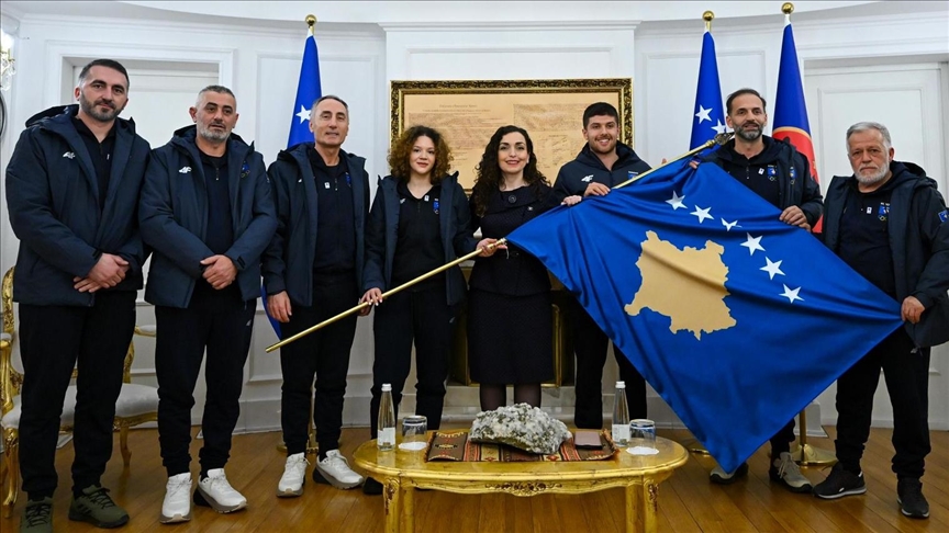 Presidentja Osmani ua dorëzon flamurin dy sportistëve përfaqësues në Lojërat Olimpike Dimërore