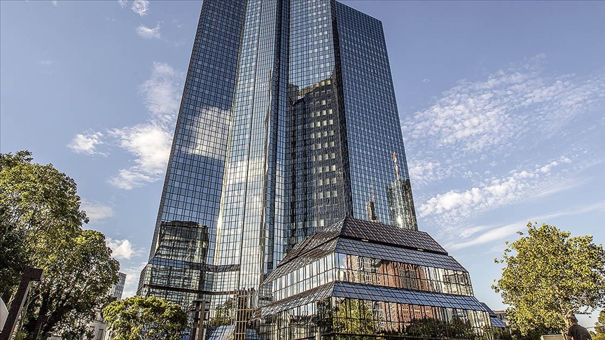 Deutsche Bankın Frankfurt ve Berlin şubelerinde "kara para aklama" şüphesiyle arama yapıldı