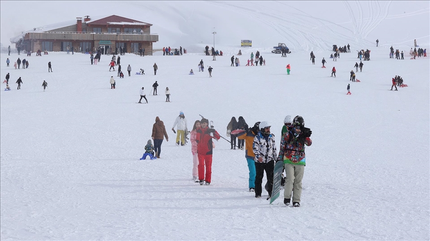 Hakkari'deki kayak merkezi yarıyıl tatiliyle hareketlendi