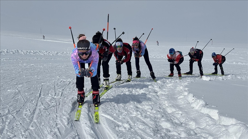 Erzurum'dan madalyalarla dönen Yüksekovalı kayakçılar etap yarışlarında da aynı başarıyı hedefliyor