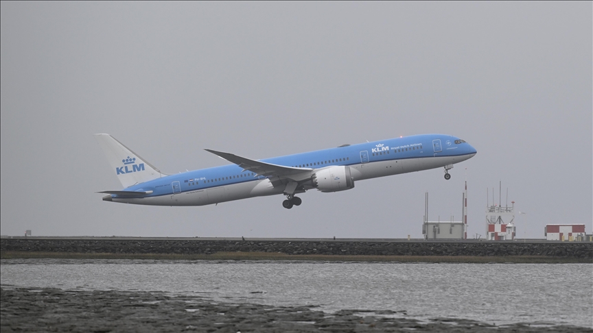 Hollanda hava yolu şirketi KLM, ikinci bir duyuruya kadar Tel Aviv'e uçuşları iptal ettiğini açıkladı