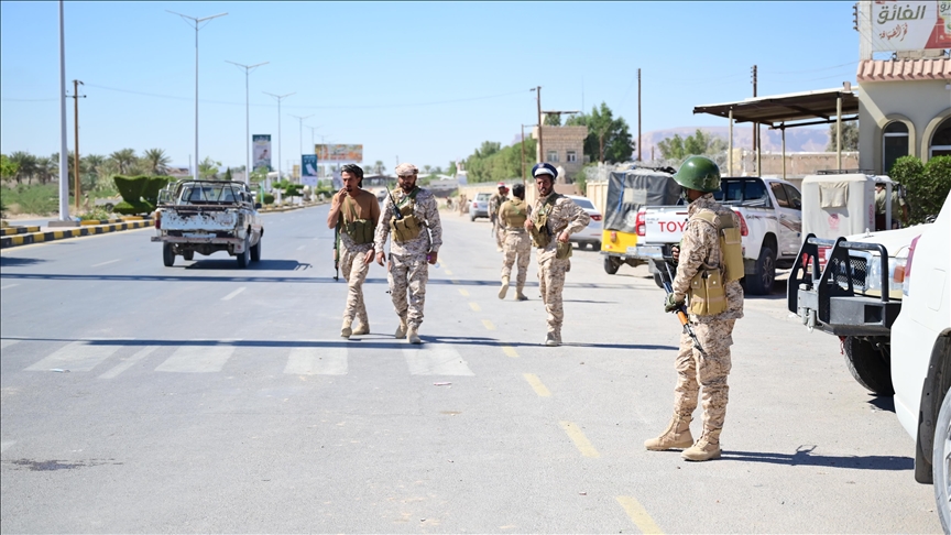 Yemeni government forces take over new military camps in Hadhramaut