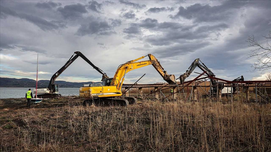 Sapanca Gölü kıyısındaki kaçak yapıların yıkımında 89 iskele kaldırıldı