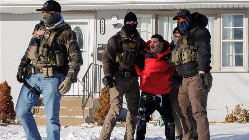 ICE nastavlja operacije u Minneapolisu usred polemika o statusu komandanta