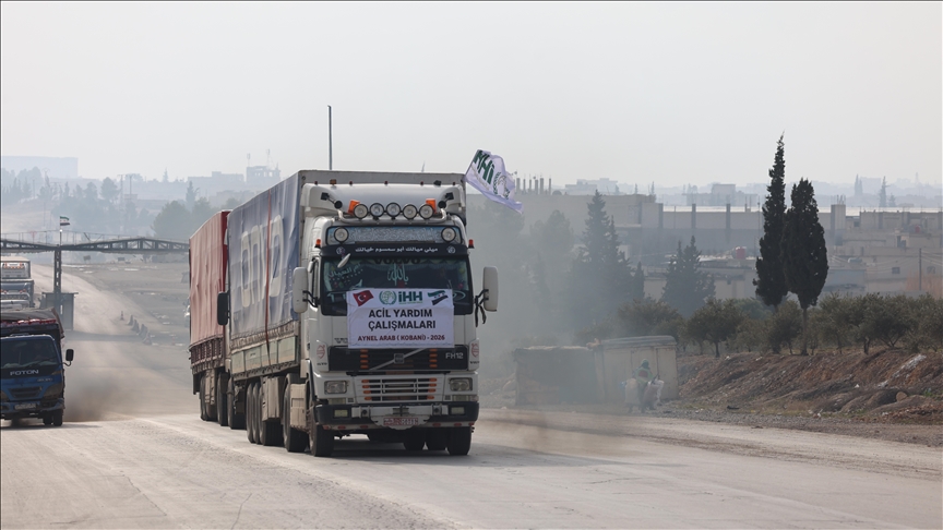 "الإغاثة التركية" تصل قرى عين العرب بالقوارب رغم حصار "قسد"